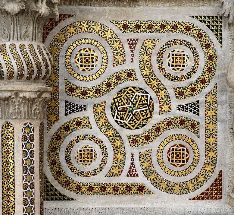 Particolare della decorazione musiva in pasta vitrea dorata